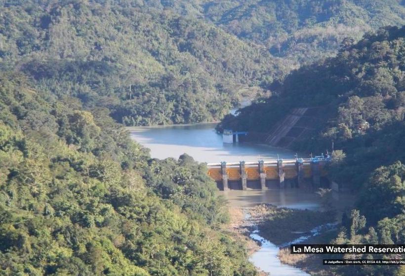 Отель Golden Panda Dormtel By Zen Rooms