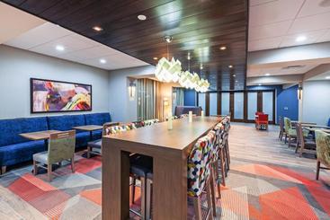 هتل Hampton Inn Gardner Conference  Center