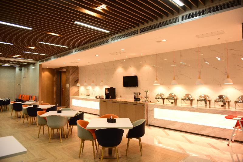 Отель Holiday Inn Express Lhasa Potala Square