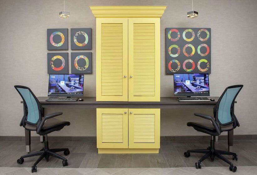 هتل Home2 Suites By Hilton Phoenix Airport South