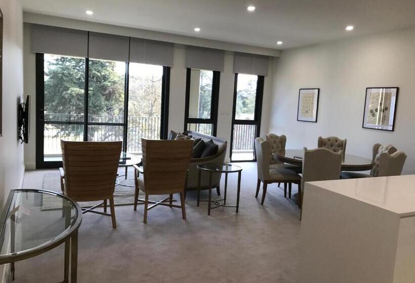 Отель Knightsbridge Canberra