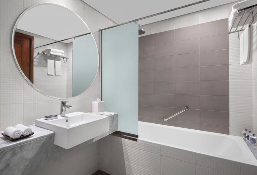 Leva Hotel And Suites, Opposite Downtown