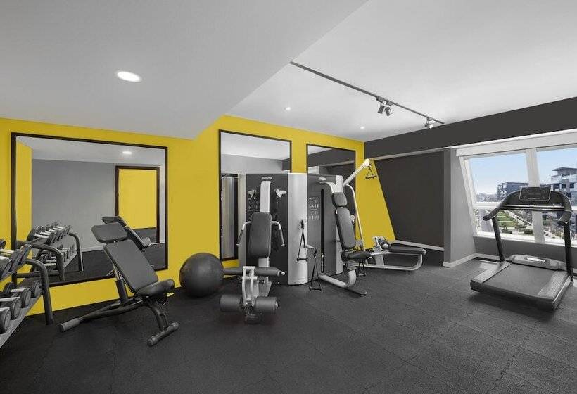 Leva Hotel And Suites, Opposite Downtown