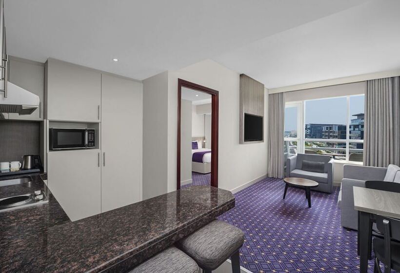 Leva Hotel And Suites, Opposite Downtown