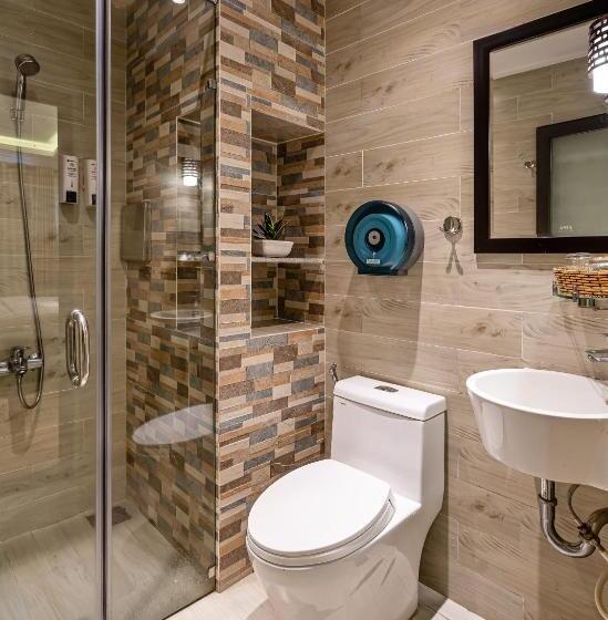 هتل Lotus Laverne