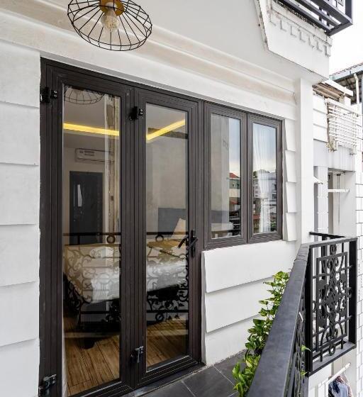 هتل Lotus Laverne