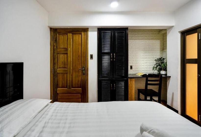 هتل Lotus Laverne