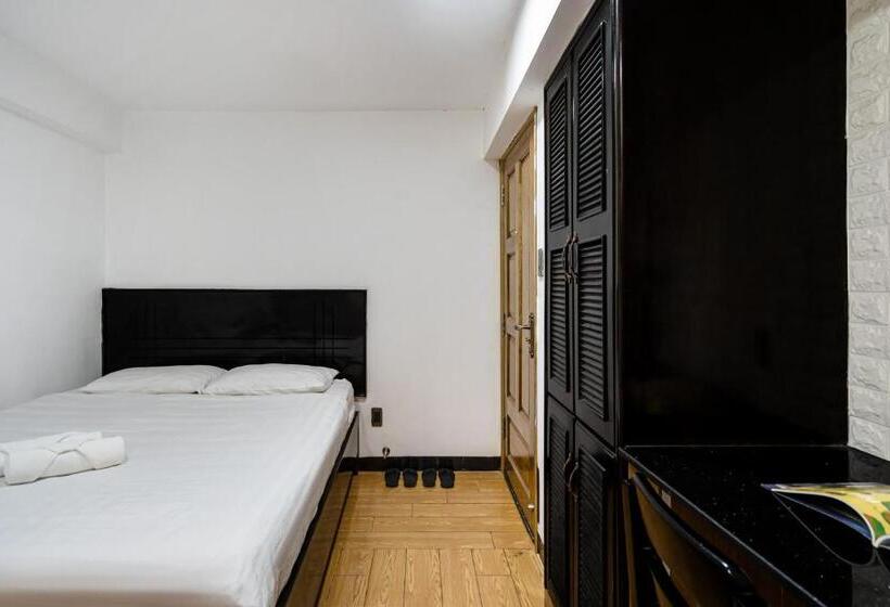 هتل Lotus Laverne