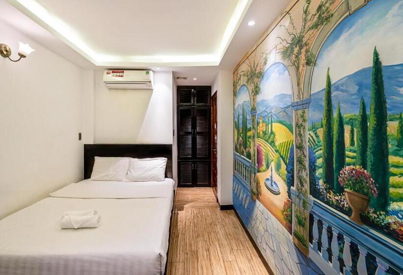 هتل Lotus Laverne