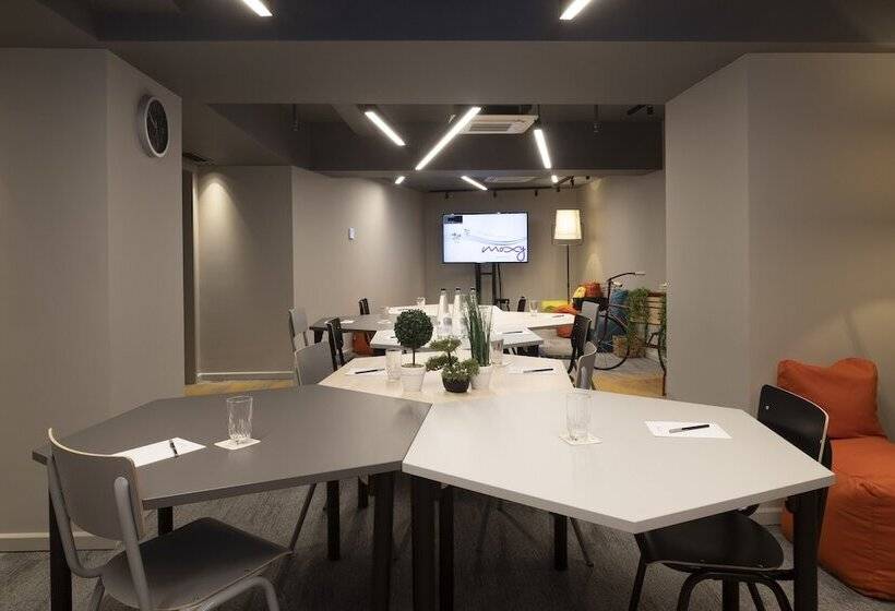 هتل Moxy Patra Marina