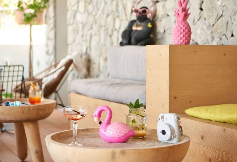 هتل Moxy Patra Marina