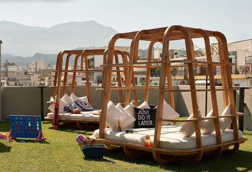 هتل Moxy Patra Marina