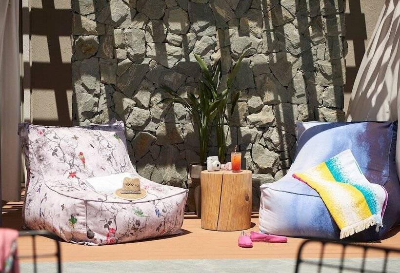 هتل Moxy Patra Marina