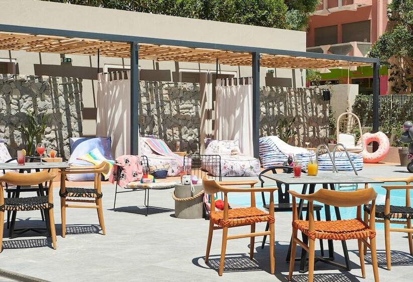 هتل Moxy Patra Marina