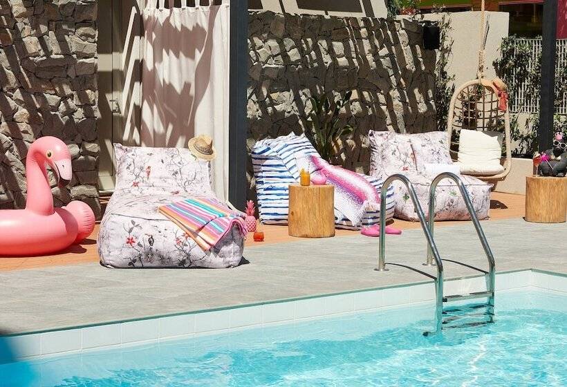 هتل Moxy Patra Marina