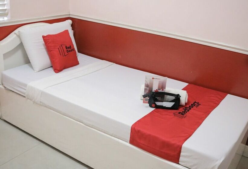 Отель Reddoorz @ Bonifacio St Cebu