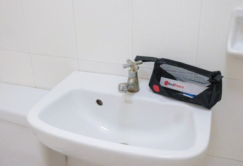 Отель Reddoorz @ Bonifacio St Cebu