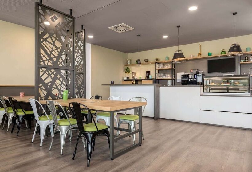 Отель Super 8 By Wyndham Oberhausen Am Centro