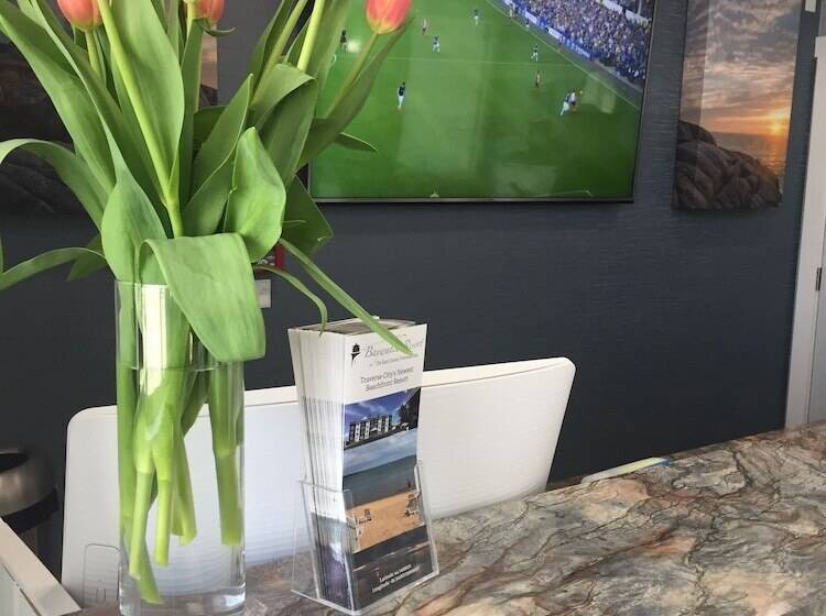 酒店 The Baywatch Resort