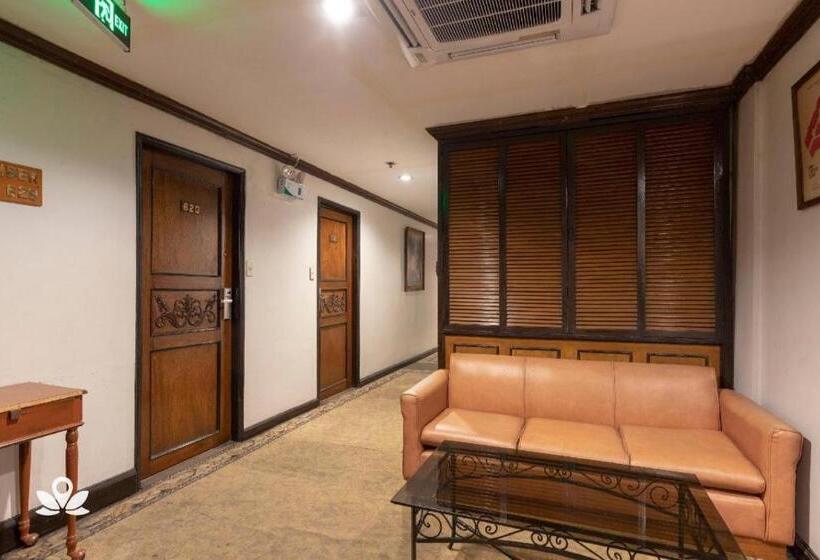 Zen Rooms Camelot Hotel Qc