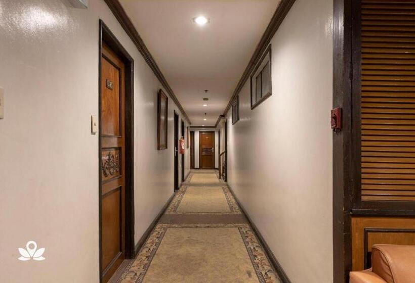 Zen Rooms Camelot Hotel Qc