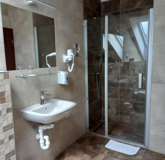 بنسيون Penzion A Restaurace U Hroznu