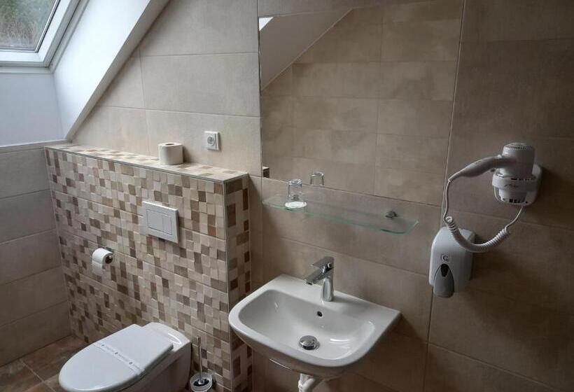 بنسيون Penzion A Restaurace U Hroznu