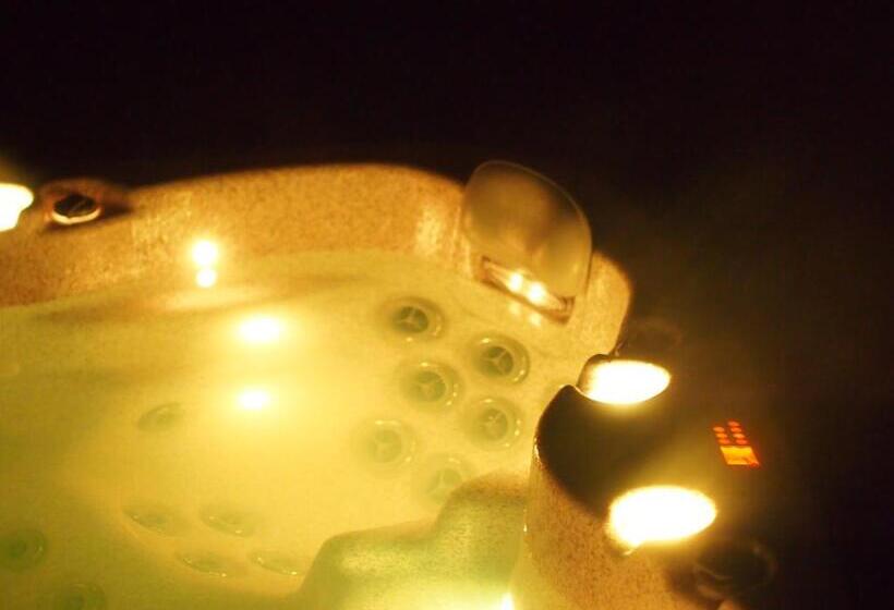 بنسيون Penzion A Restaurace U Hroznu