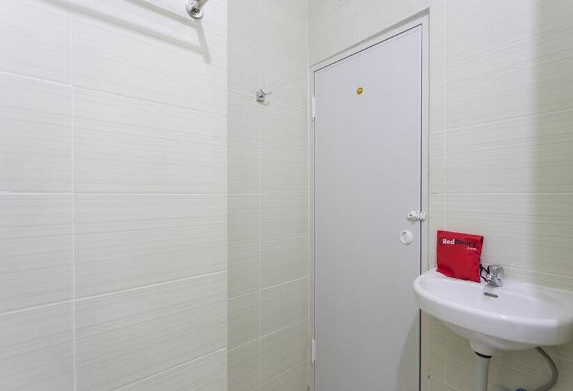 ペンション Reddoorz Plus @ Boulevard Residence Bsd