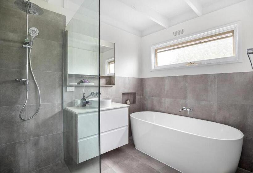 At Agnes Ave: Coastal Views