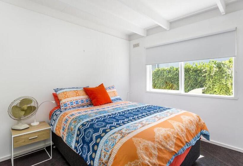 At Agnes Ave: Coastal Views