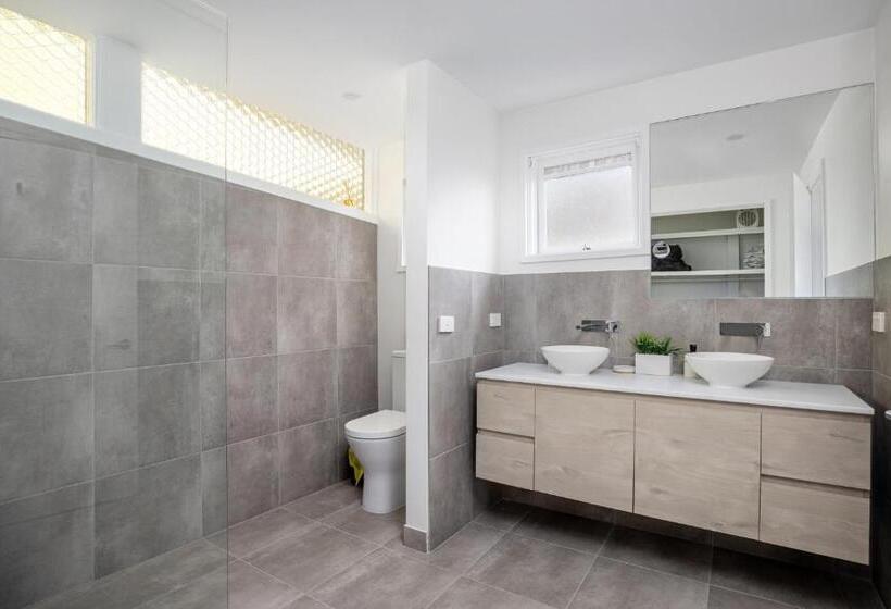 At Agnes Ave: Coastal Views