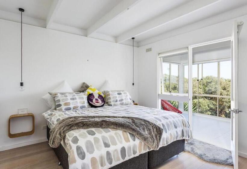 At Agnes Ave: Coastal Views