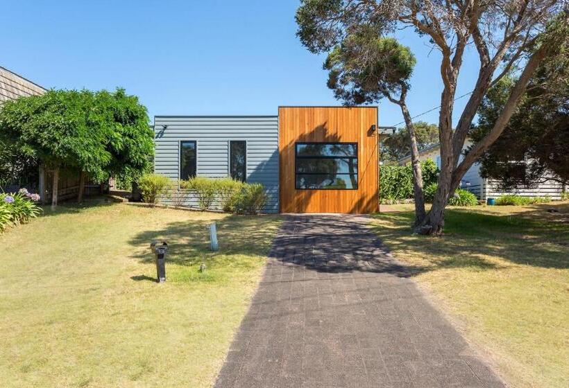 At Agnes Ave: Coastal Views