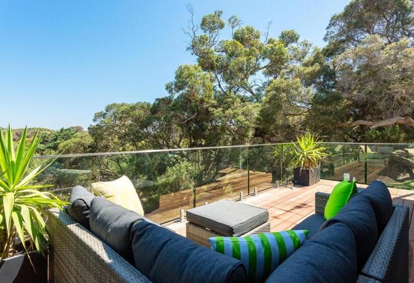 At Agnes Ave: Coastal Views