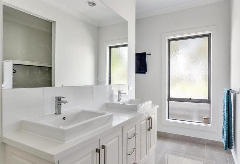 Diamond Bay Beach House: Brand New