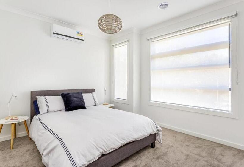 Diamond Bay Beach House: Brand New