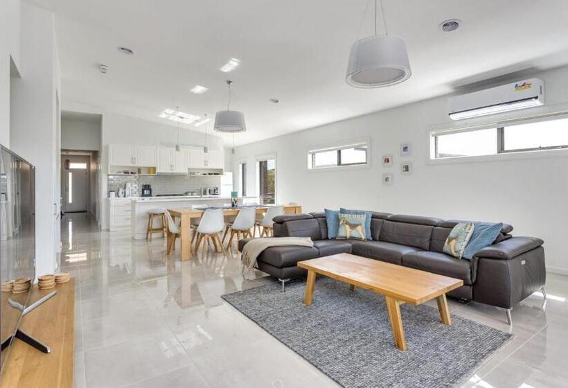 Diamond Bay Beach House: Brand New