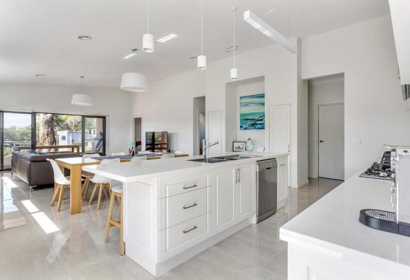 Diamond Bay Beach House: Brand New