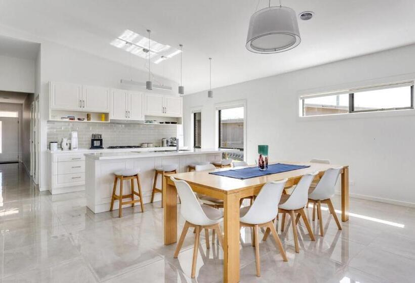 Diamond Bay Beach House: Brand New