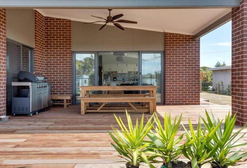 Diamond Bay Beach House: Brand New