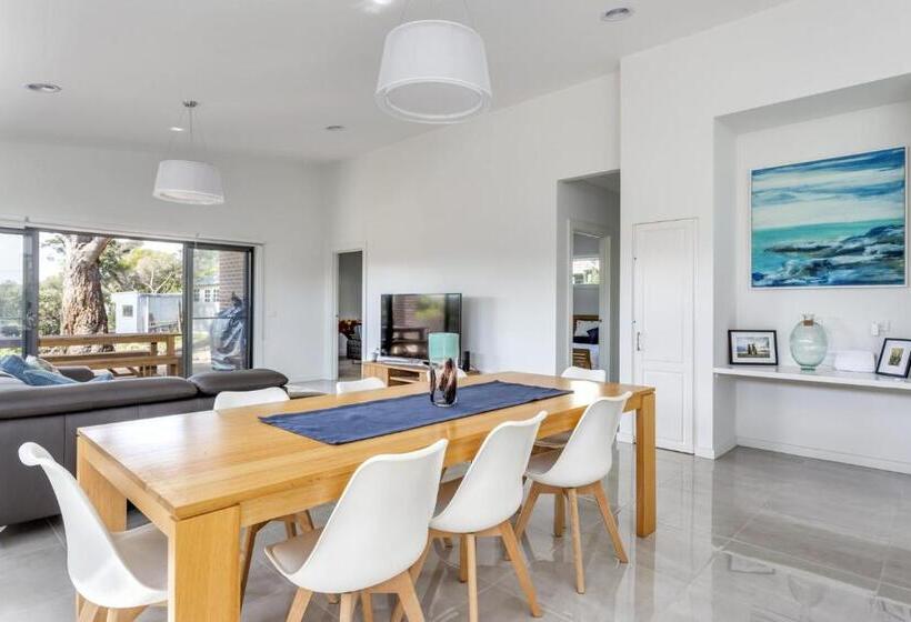 Diamond Bay Beach House: Brand New