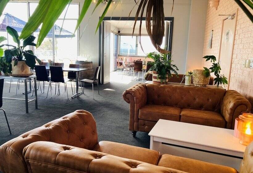 فندق Bridport Bay Inn