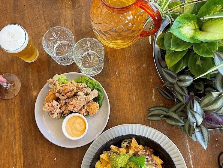 فندق Bridport Bay Inn