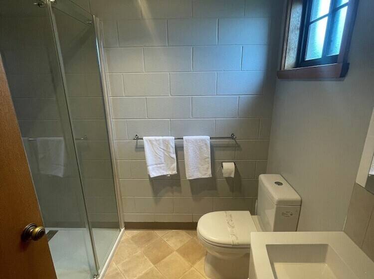 فندق Bridport Bay Inn