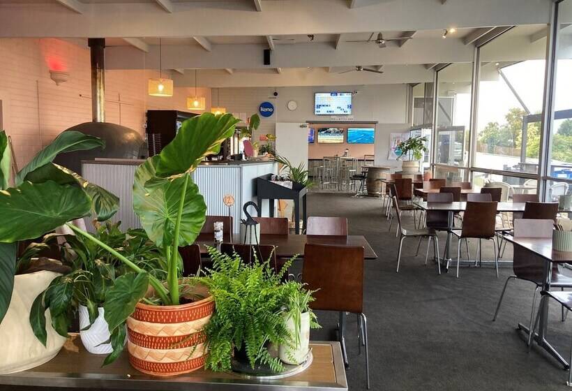 فندق Bridport Bay Inn