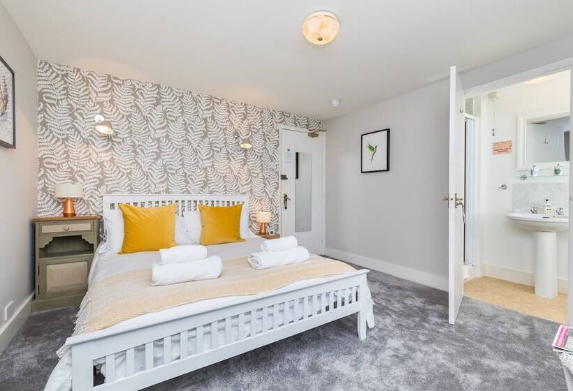 فندق Morleys Rooms   Located In The Heart Of Hurstpierpoint By Huluki Sussex Stays