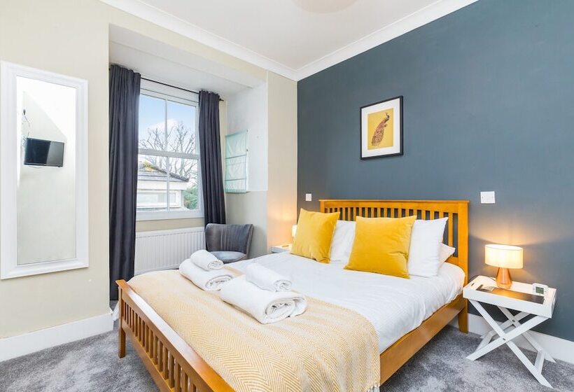 فندق Morleys Rooms   Located In The Heart Of Hurstpierpoint By Huluki Sussex Stays