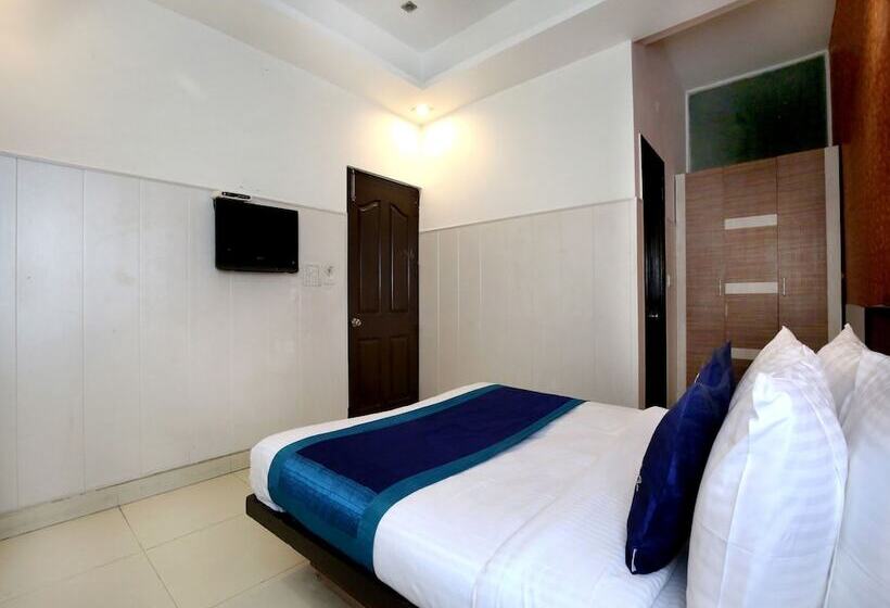 فندق Oak By Oyo Rooms