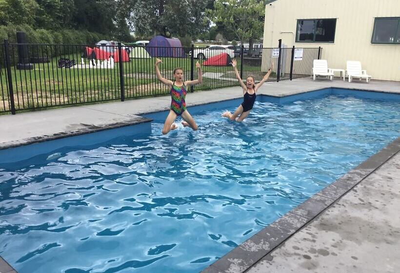 בית מלון כפרי Otorohanga Kiwi Holiday Park